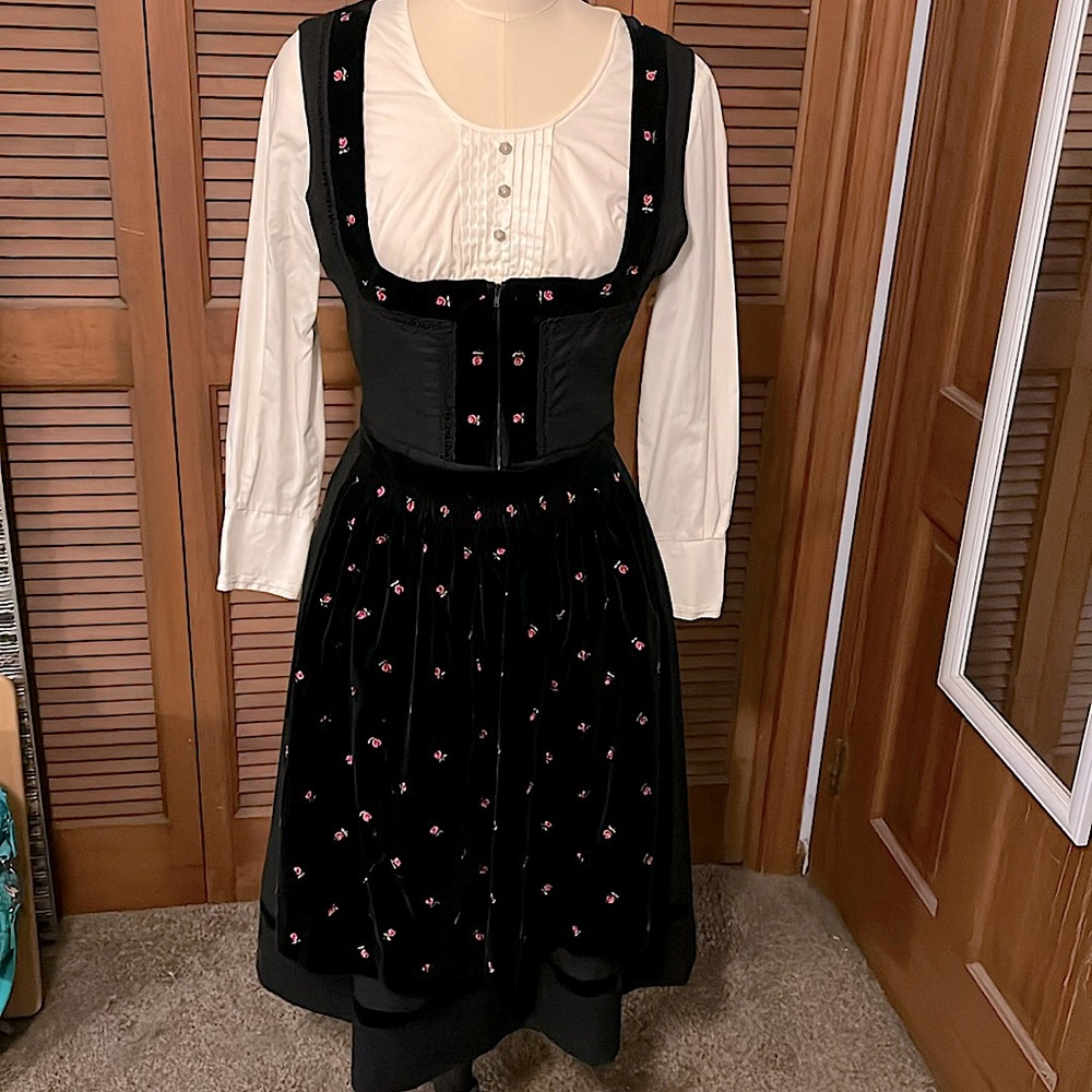 Vintage Dirndl size 6 black with velvet Oktoberfest